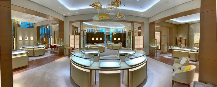 从卡地亚最新门店落地，看高端珠宝展柜三大趋势：叙事、材质与体验重构