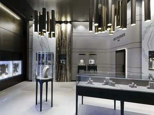 高端珠宝展柜：注重材质质感与门店适配性成主流