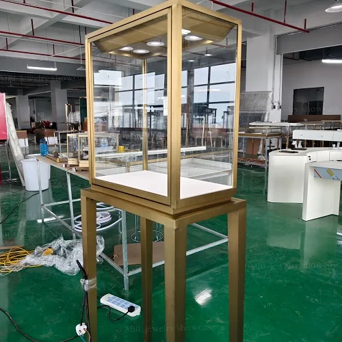 拉丝金独立高柜 | 珠宝店玻璃展柜定制