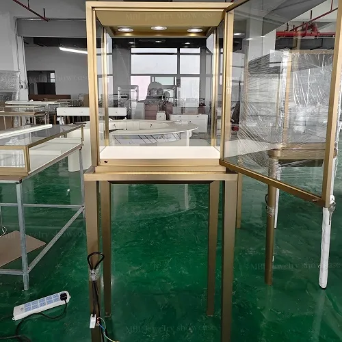 拉丝金独立高柜 | 珠宝店玻璃展柜定制