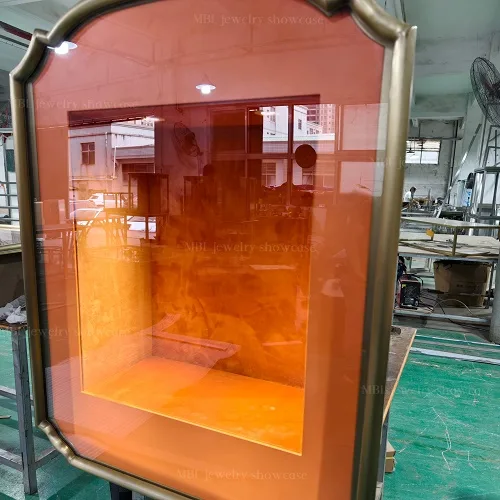 法式复古嵌入式珠宝橱窗展柜 轻奢弧形边框橙色软包玻璃展示柜 源头工厂定制