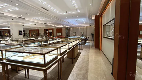 长沙2000㎡奢侈品展厅展柜定制案例 | 高端多品类展柜解决方案