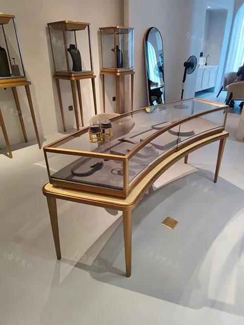 轻奢金弧形珠宝店展柜定制案例