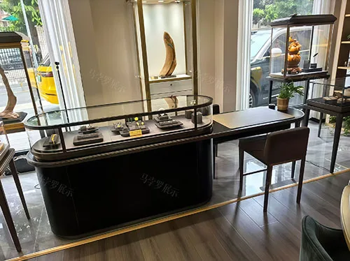 极简轻奢弧形珠宝展柜，打造高级珠宝沉浸式展示空间
