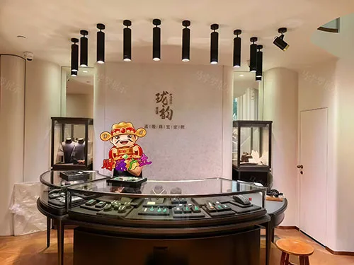极简轻奢弧形珠宝展柜，打造高级珠宝沉浸式展示空间