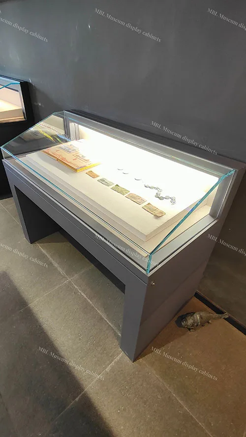博物馆斜面式桌柜｜钱币/票据/小型文物专用低反射玻璃展示柜