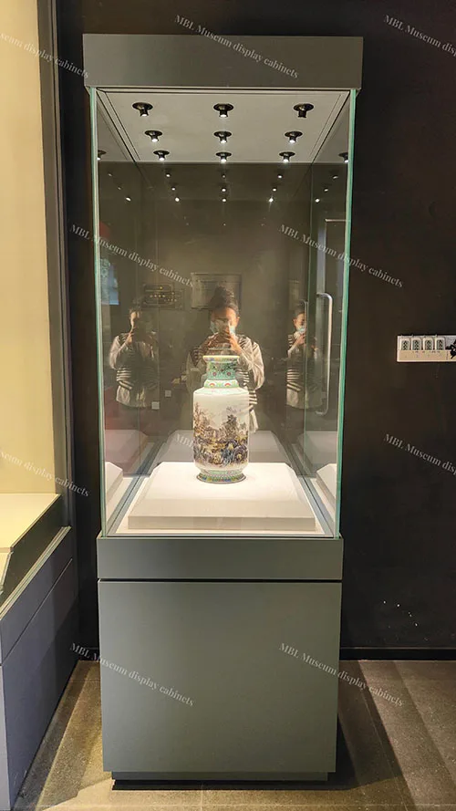 顶部矩阵照明+全密封防护 瓷器玉器专用展柜