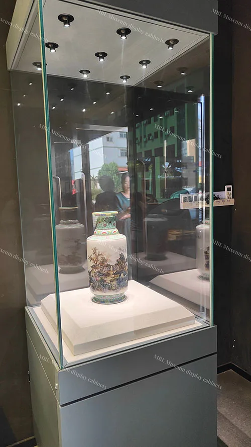 顶部矩阵照明+全密封防护 瓷器玉器专用展柜