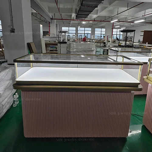 粉色竖纹珠宝销售柜台 香槟金包边玻璃LED柜 商场珠宝店接待洽谈柜