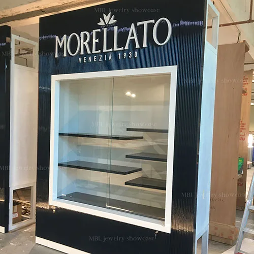 品牌珠宝落地展示柜 | 黑色竖纹LED玻璃展柜 | MORELLATO同款珠宝门店橱窗柜定制