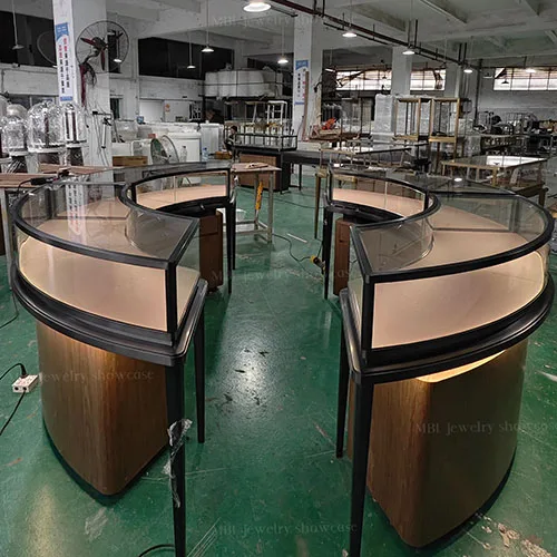 原木风弧形珠宝中岛柜 打造门店自然质感首饰展示区