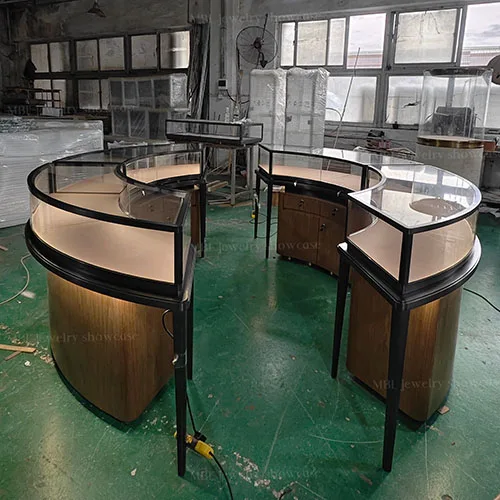 原木风弧形珠宝中岛柜 打造门店自然质感首饰展示区