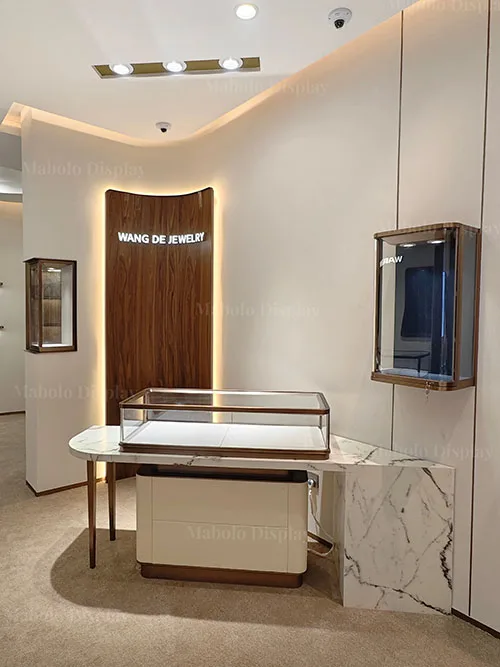 深圳WANG DE JEWELRY（办公楼店）| 现代轻奢珠宝展柜定制落地案例