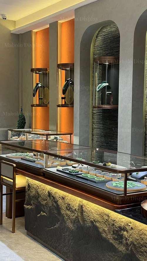 新中式风翡翠店全案落地,拉丝玫瑰金展柜定制落地