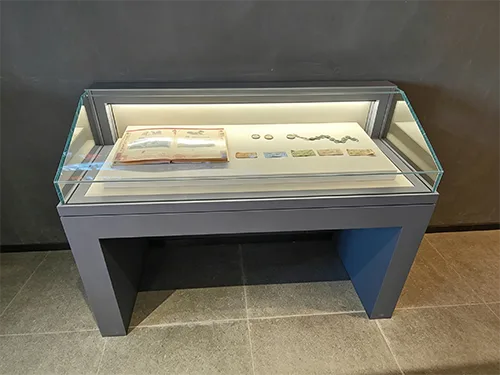 博物馆斜面式桌柜｜钱币/票据/小型文物专用低反射玻璃展示柜
