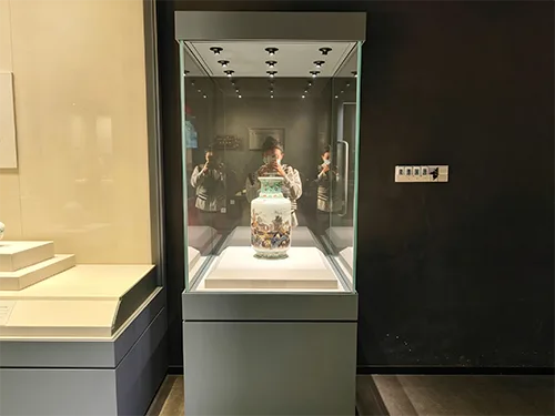 顶部矩阵照明+全密封防护 瓷器玉器专用展柜