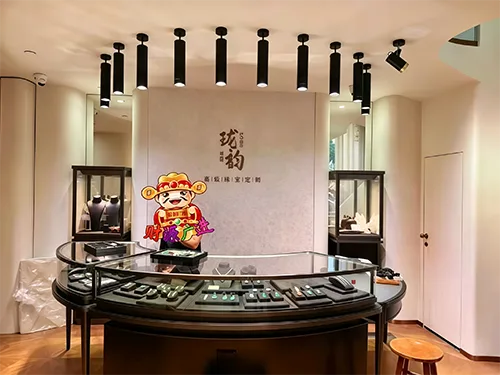 极简轻奢弧形珠宝展柜，打造高级珠宝沉浸式展示空间