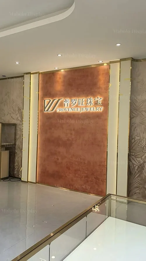 落地实拍 · 品牌形象墙,柜体饰面、灯光与墙面材质共同构成品牌第一印象
