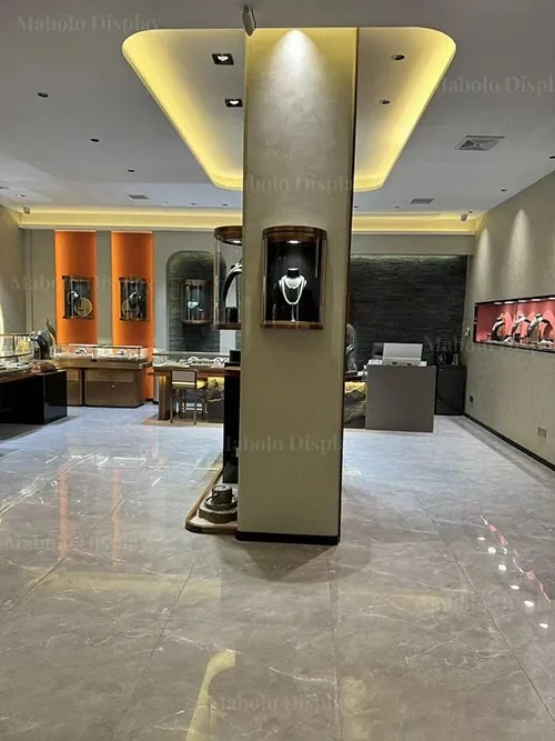 落地实拍 · 新中式翡翠珠宝空间,沿墙高柜与中岛组合承担系列陈列与单品保护